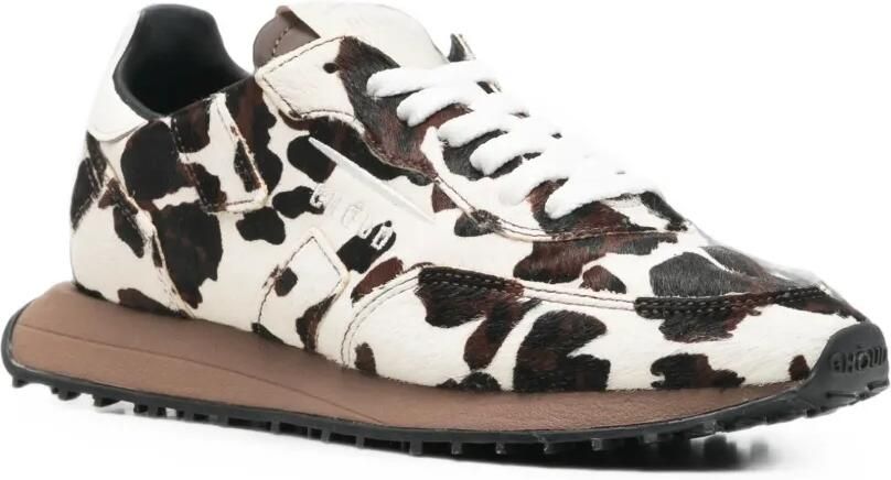 GHŌUD Sneakers van kalfshaar met koeien-print Wit