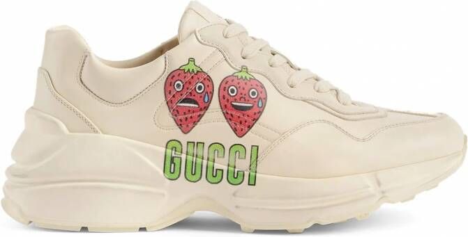 Gucci Rhyton sneakers met aardbeiprint Beige