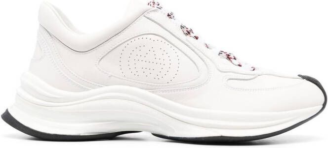 Gucci Sneakers met geperforeerd logo Wit