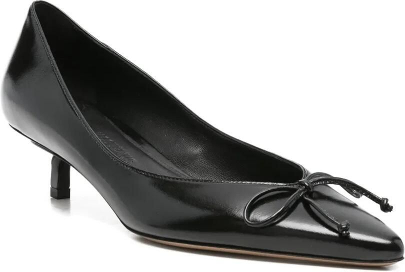 Jacquemus Pumps met kitten-hak en strikdetail Zwart