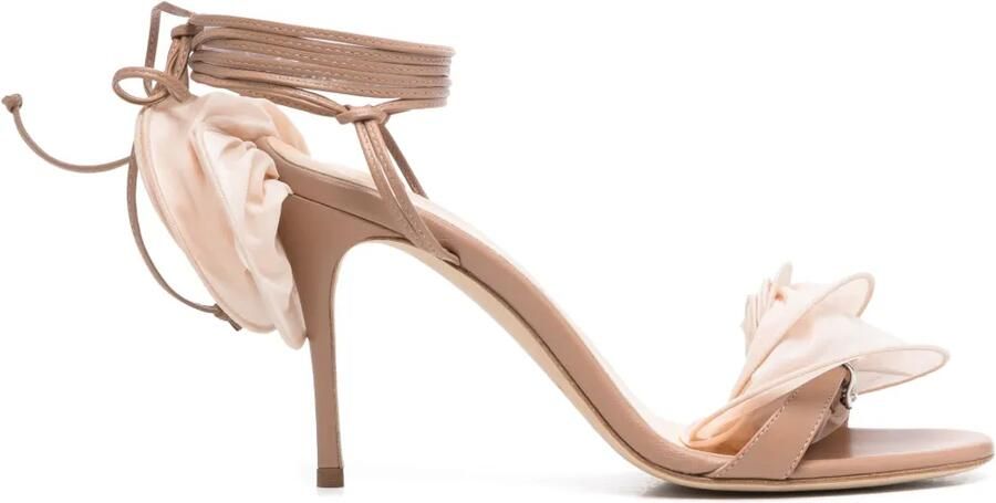 Magda Butrym 90 mm sandalen met bloemenpatch BEIGE