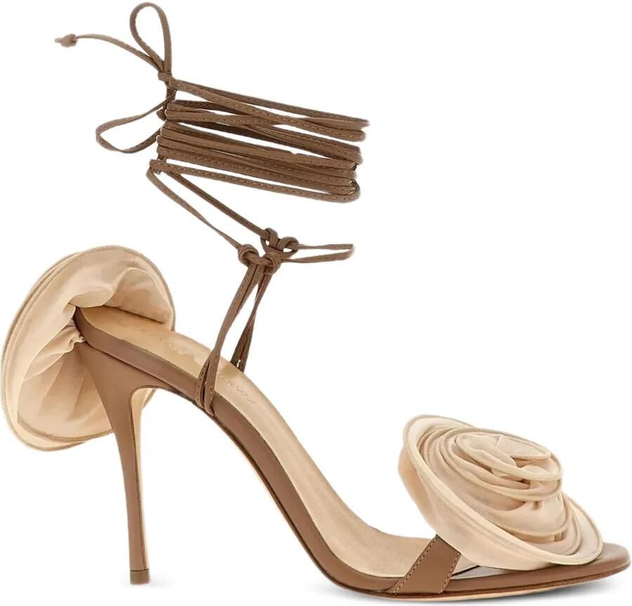 Magda Butrym 90 mm sandalen met roosdetail Beige