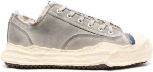 Maison Mihara Yasuhiro Sneakers met gerafeld effect Grijs