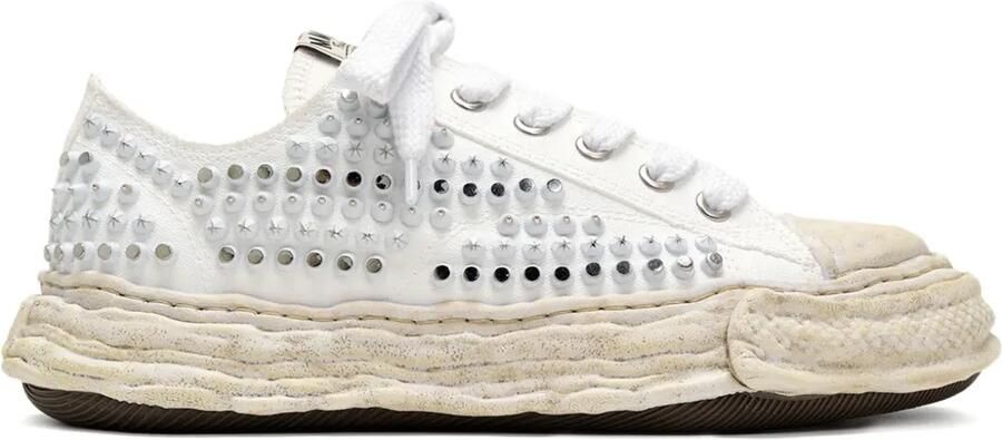 Maison MIHARA YASUHIRO Canvas low-top sneakers met studs Wit