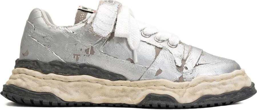 Maison MIHARA YASUHIRO Keith sneakers met veters en gescheurde film Zilver
