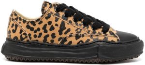 Maison Mihara Yasuhiro Sneakers met luipaardprint Bruin