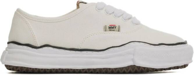 Maison Mihara Yasuhiro Sneakers met logo Wit