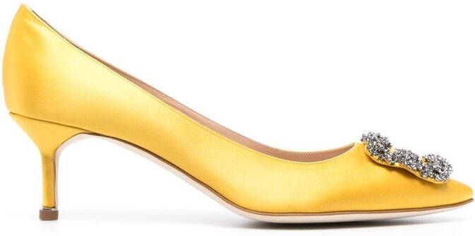 Manolo Blahnik Hangisi pumps met kristallen gesp Geel