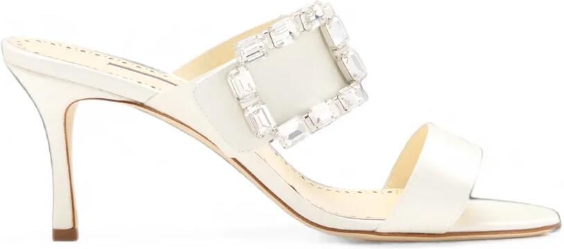 Manolo Blahnik Mayjousan satijnen sandalen met kristallen gesp Wit