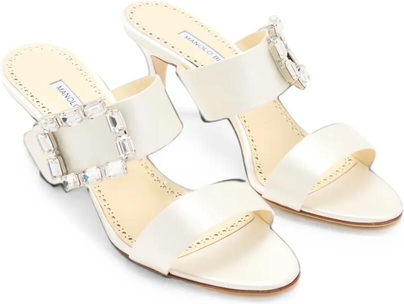 Manolo Blahnik Mayjousan satijnen sandalen met kristallen gesp Wit - Foto 3