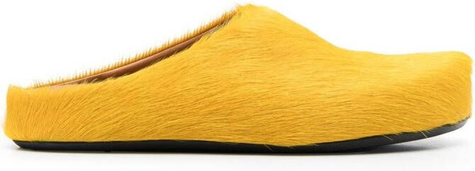 Marni Fussbett Sabot slippers met kalfshaar Geel