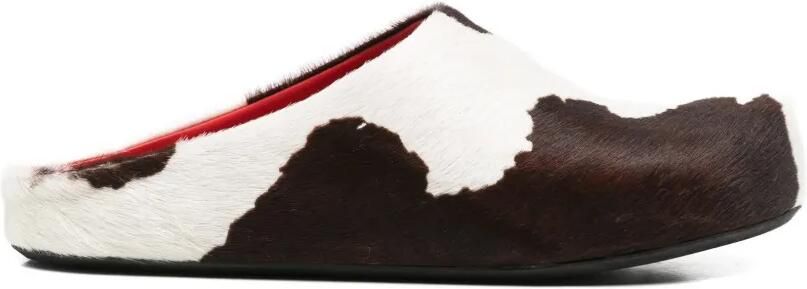 Marni Fussbett sabot met ponyhaar en koeien-print Wit