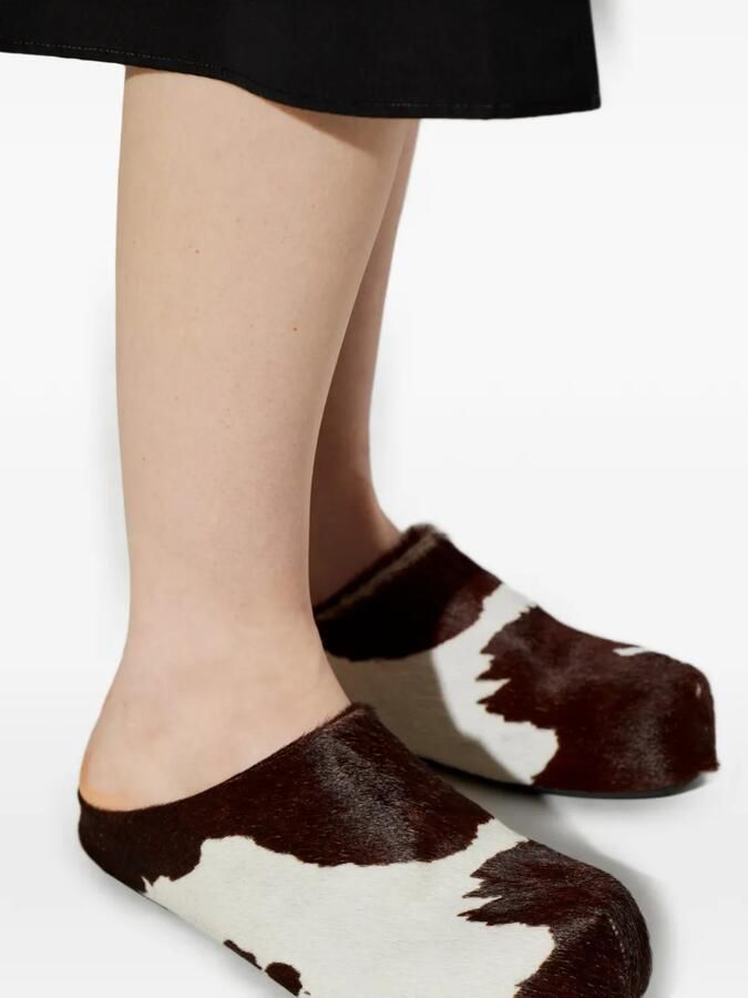 Marni Fussbett sabots met koeienprint en ponyhaar Bruin - Foto 2