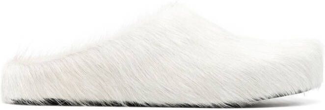 Marni Fussbett Sabot slippers met kalfshaar Wit