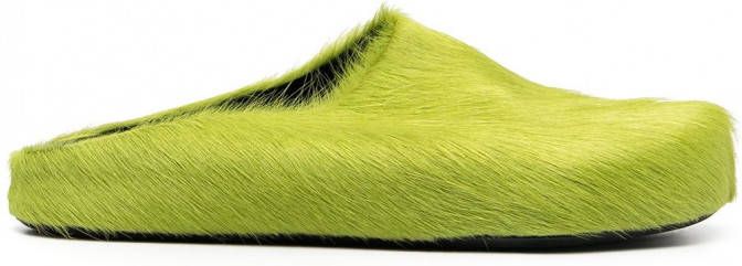 Marni Fussbett Sabot slippers met kalfshaar Groen