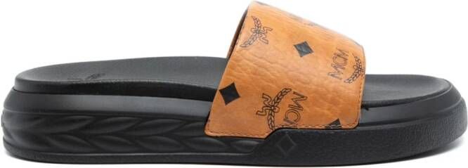 MCM Slippers met plateauzool Bruin