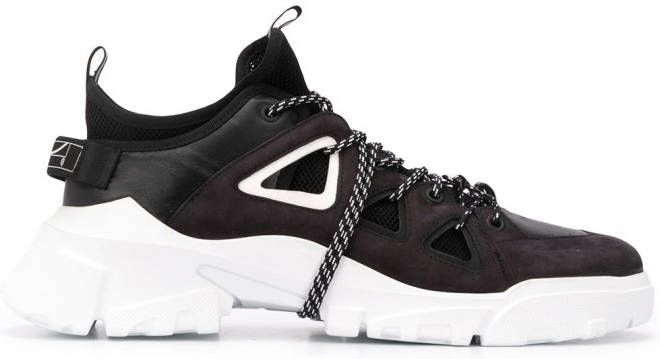 McQ Swallow Sneakers met chunky zool Zwart