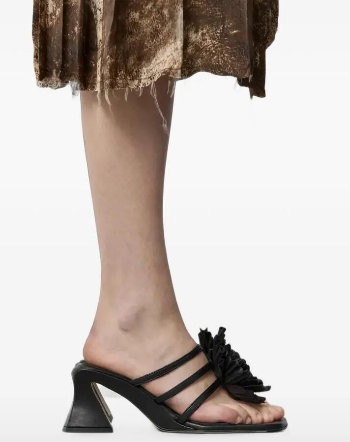 Miista Hara sandalen met meerdere bandjes en bloemen-applicatie Zwart