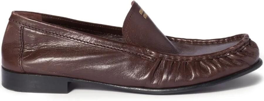 Miu Leren loafers met reliëf Bruin