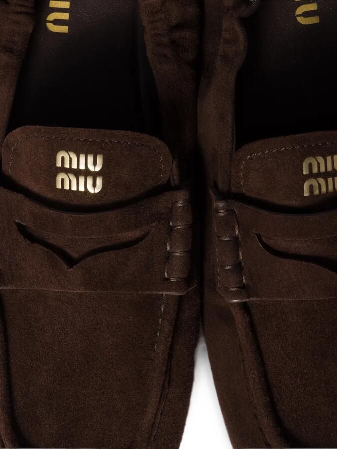 Miu Loafers met elastische inzetstukken en logo-reliëf Bruin