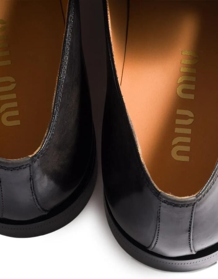 Miu Loafers met logo-reliëf Zwart - Foto 2