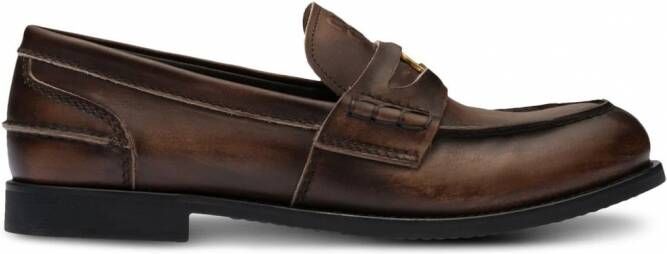 Miu Loafers met logo reliëf Bruin