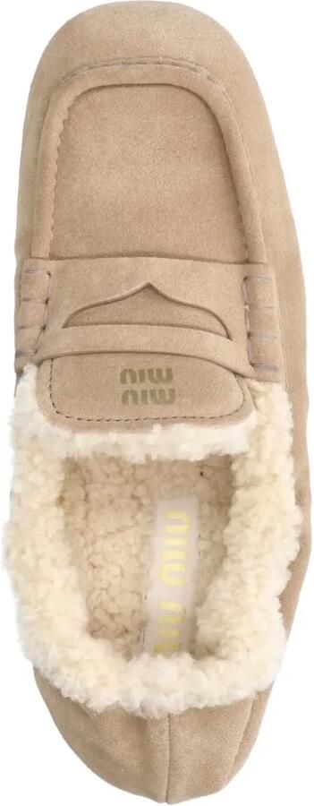 Miu shearling-lined suede loafers Beige - Foto 3
