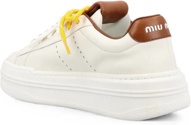 Miu Sneakers met logo-reliëf Beige