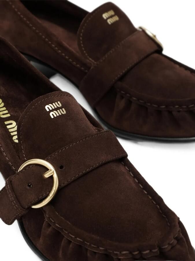 Miu Suède loafers met gesp Bruin