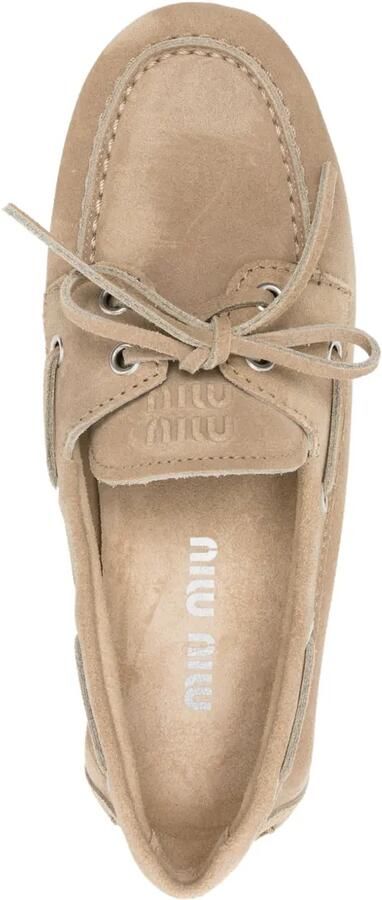 Miu Suède loafers met logo-reliëf Beige - Foto 2