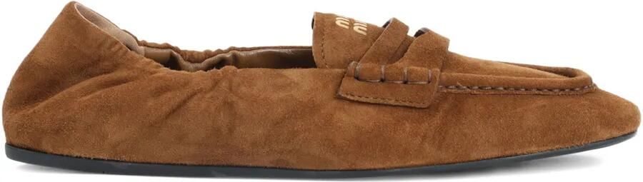 Miu Suède loafers met ruches Bruin