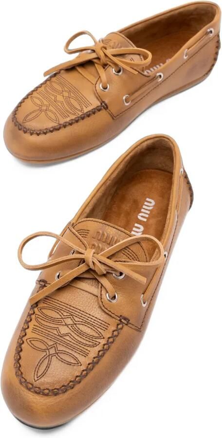 Miu western-inspired embroidered loafers Beige - Foto 2