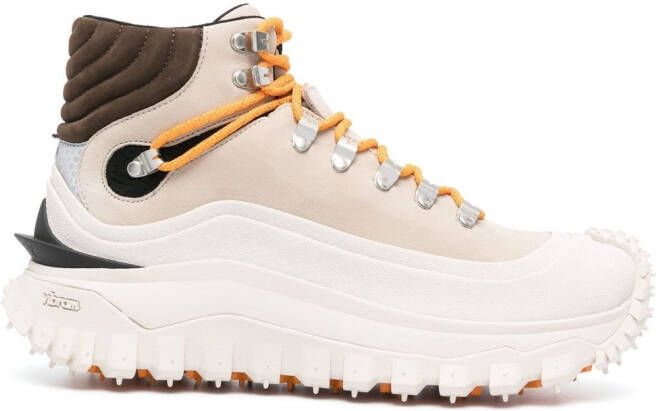 Moncler Wandellaarzen met chunky zool Beige