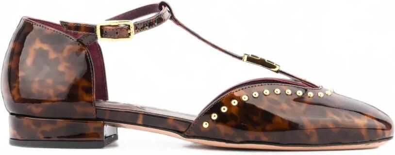 Morobé Florence pumps met studs en T-bandje Bruin