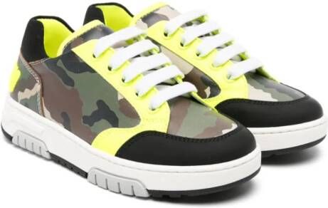 Moschino Kids Leren sneakers met camouflageprint Bruin