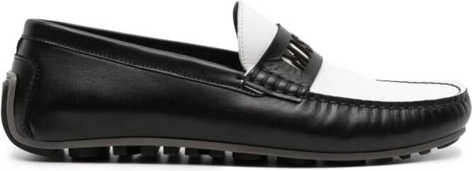 Moschino Leren loafers met logo-reliëf Zwart