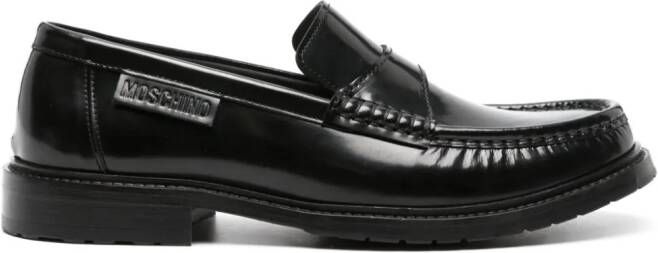 Moschino Leren loafers met logo-reliëf Zwart