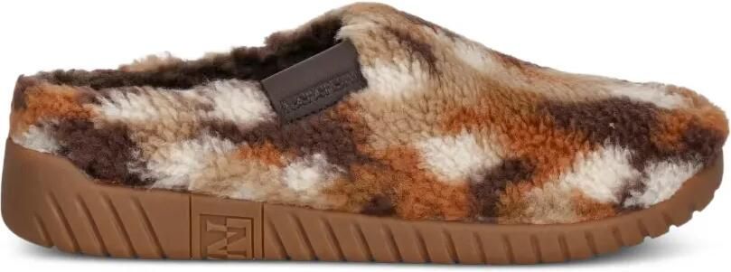 Napapijri Noreg slippers met fleecetextuur en camouflage-print Bruin