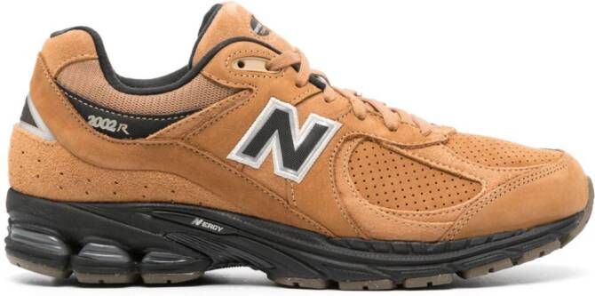 New Balance 2002 sneakers met logopatch Bruin