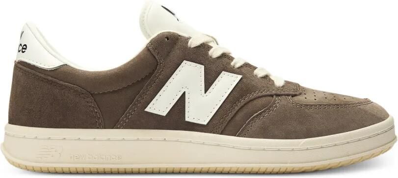 New Balance T500 suède sneakers met geperforeerd detail Bruin