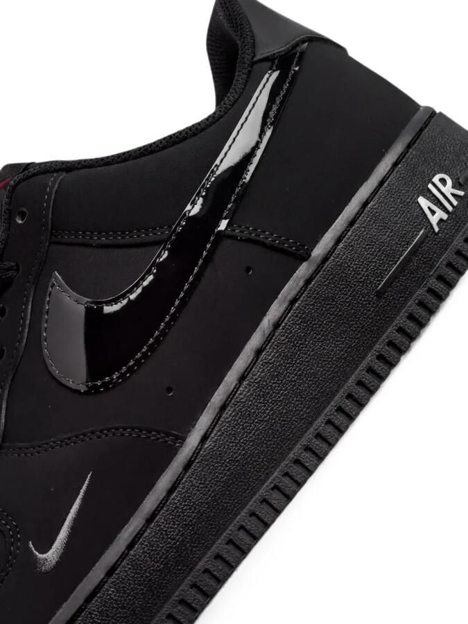 Nike Air Force 1 Low '07 LV8 sneakers met lakleren Swoosh Zwart