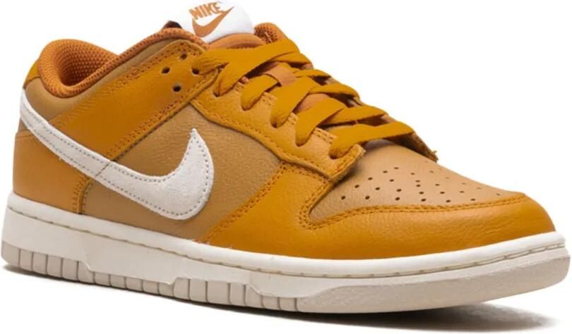 Nike Dunk Low "Monarch Flax Dark Russet Light Orewood Brown" sneakers Oranje - Foto 2