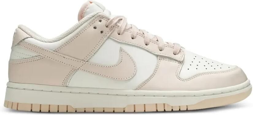 Nike Dunk Low sneakers met oranje parel
