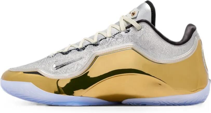 Nike LeBron 23 Lux sneakers met metallic effect Goud