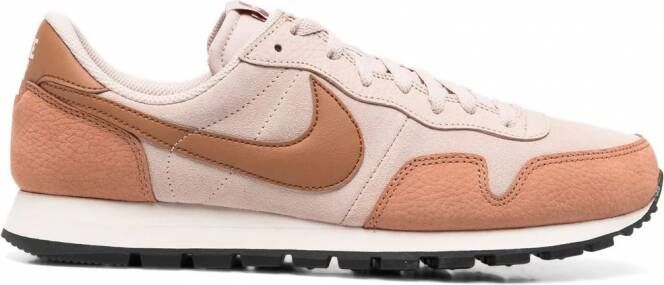 Nike Sneakers met logo Bruin