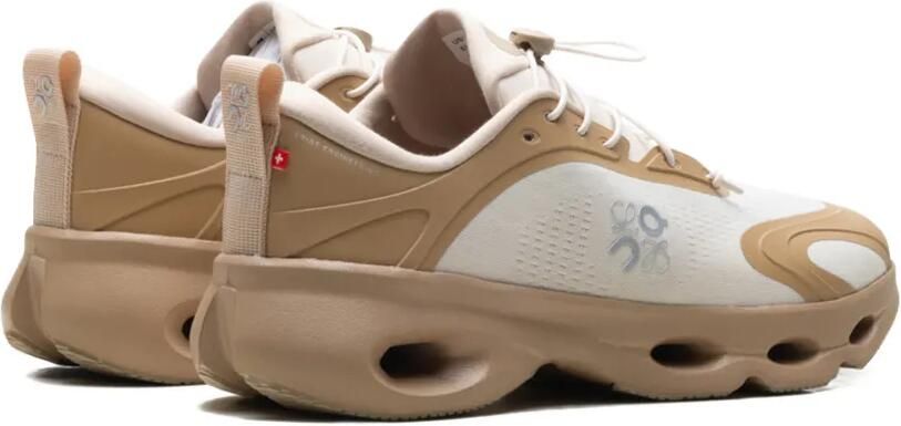 On x Loewe Cloudsolo sneakers met treklus Beige