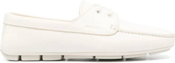 Prada Derby schoenen met logo-reliëf Wit
