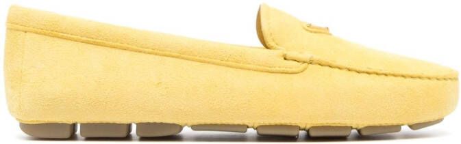 Prada Suède loafers met logo Geel