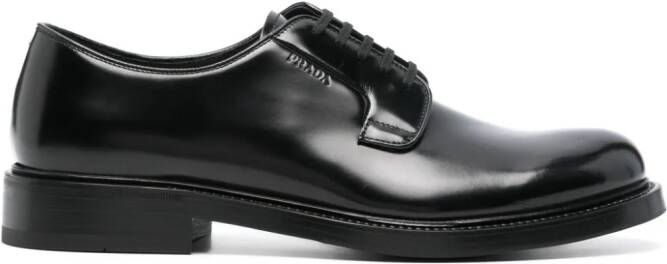 Prada Leren Oxford schoenen met logo-reliëf Zwart