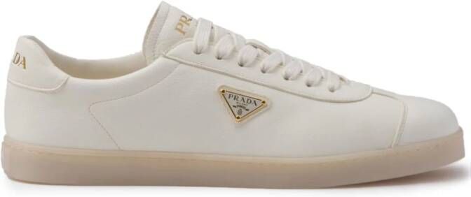 Prada Leren sneakers met logo-reliëf Beige